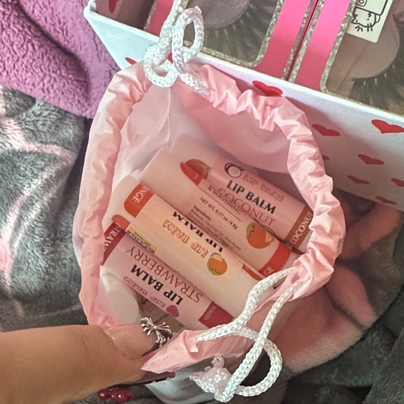 False Eyelash Bundle - Picture 2 of 7